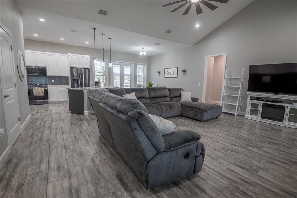 Active With Contract: $399,900 (3 beds, 2 baths, 1972 Square Feet)