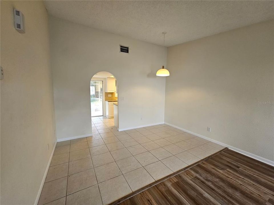 Recently Rented: $1,550 (2 beds, 1 baths, 864 Square Feet)