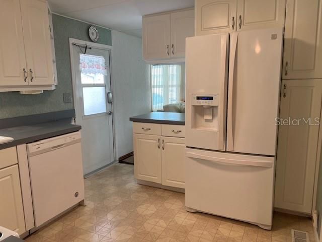 For Sale: $187,500 (2 beds, 2 baths, 920 Square Feet)