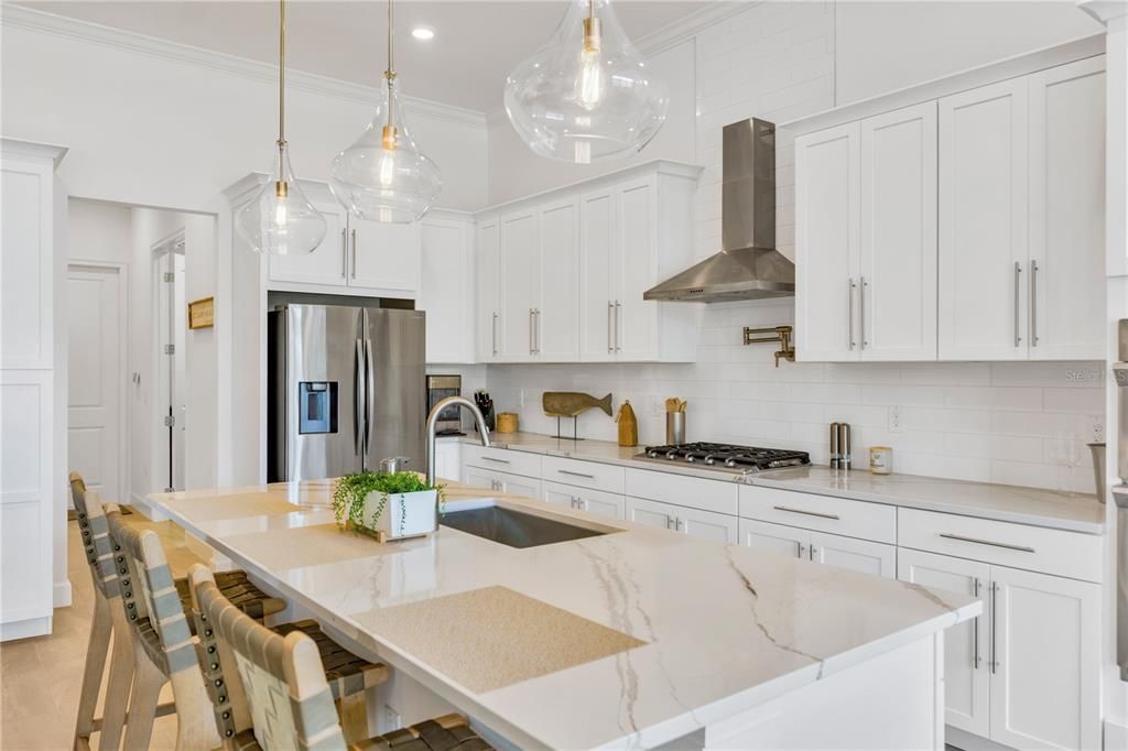 Such a Functional, yet Elegant Kitchen to cook in.