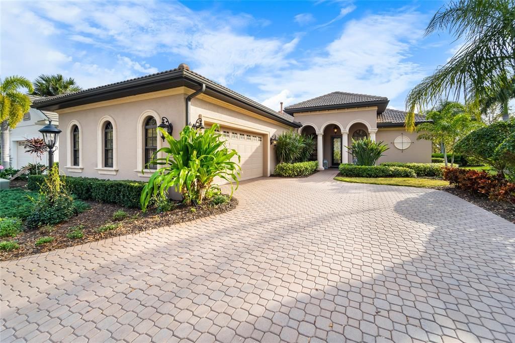 Recently Sold: $1,050,000 (3 beds, 2 baths, 2427 Square Feet)