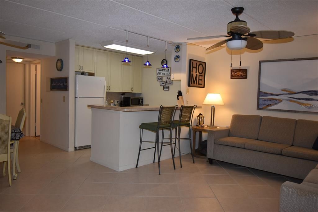 For Sale: $169,900 (1 beds, 1 baths, 747 Square Feet)