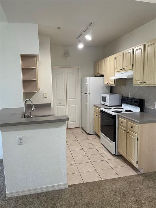 For Rent: $1,299 (1 beds, 1 baths, 672 Square Feet)