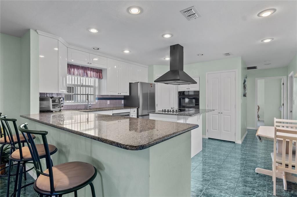 For Sale: $324,400 (2 beds, 2 baths, 1739 Square Feet)