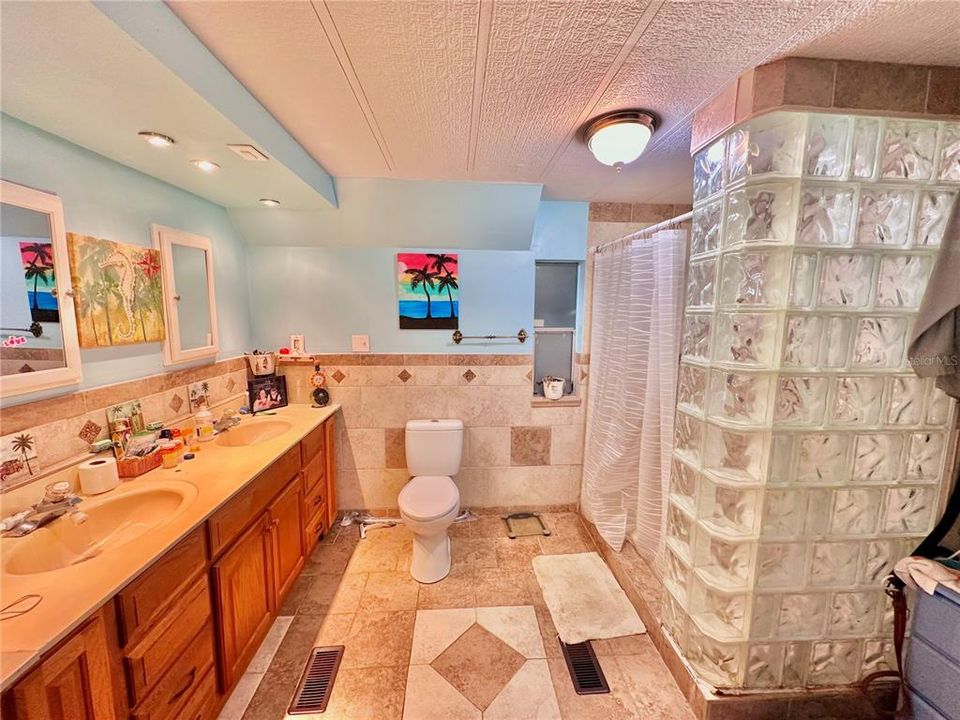 最近售出: $189,000 (2 贝兹, 2 浴室, 912 平方英尺)
