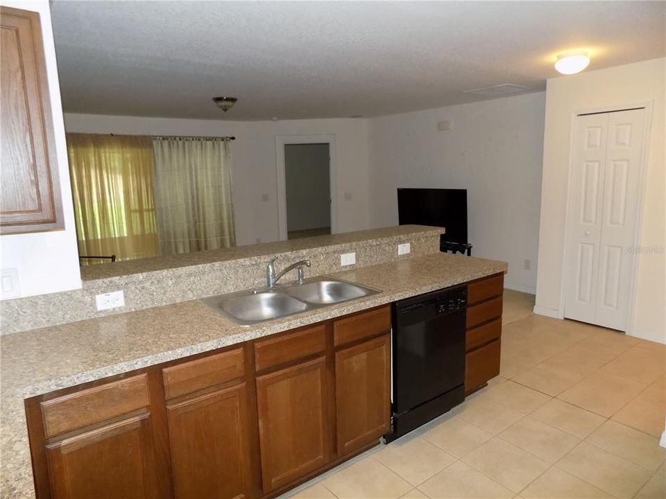 Active With Contract: $205,500 (2 beds, 2 baths, 1254 Square Feet)