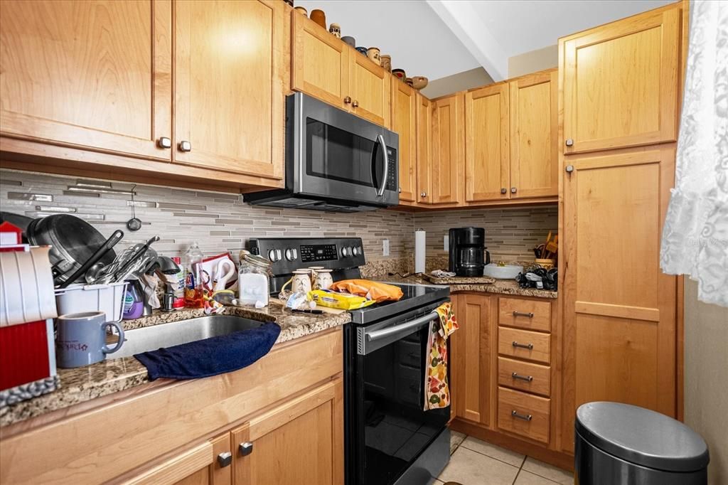 Active With Contract: $130,000 (2 beds, 1 baths, 860 Square Feet)