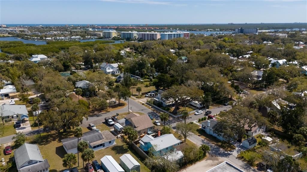 Active With Contract: $420,000 (2 beds, 2 baths, 882 Square Feet)