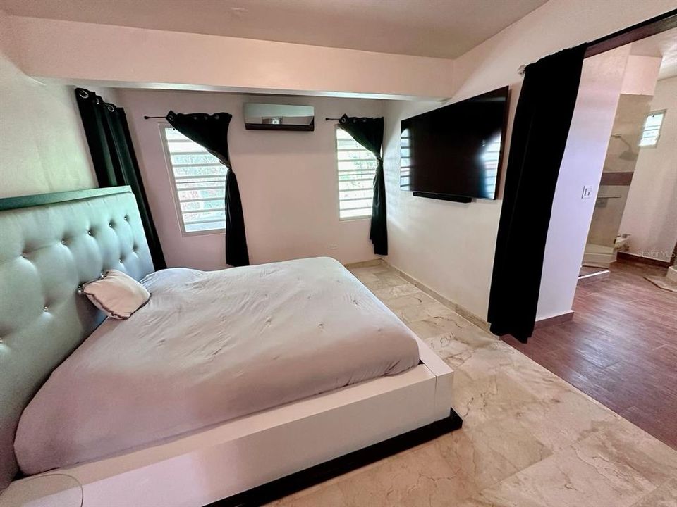 En Venta: $270,000 (3 camas, 2 baños, 2400 Pies cuadrados)