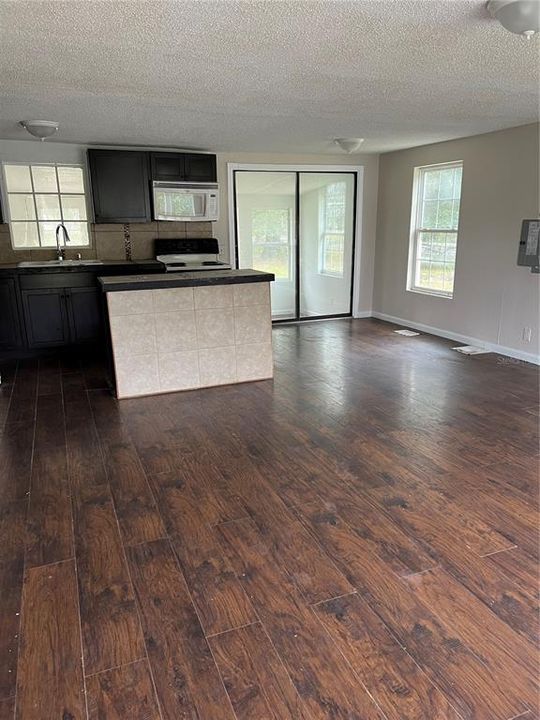 Recently Rented: $1,200 (3 beds, 2 baths, 1018 Square Feet)