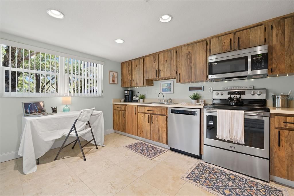 Active With Contract: $304,900 (2 beds, 2 baths, 1250 Square Feet)