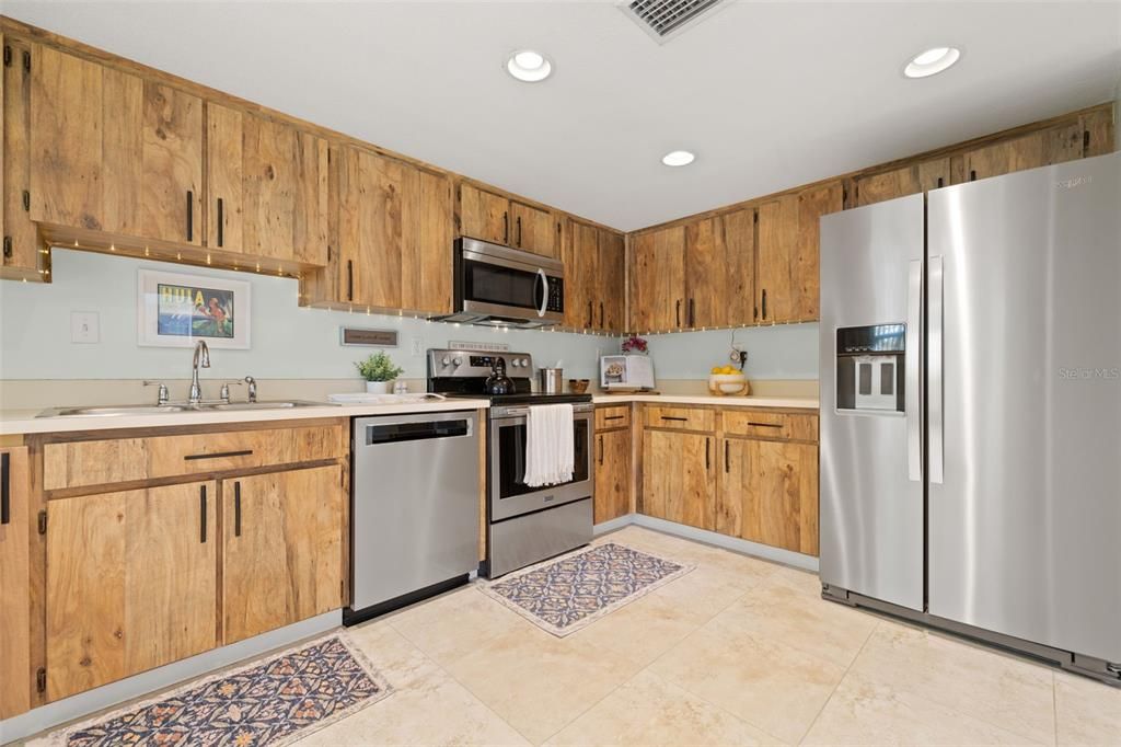 Active With Contract: $304,900 (2 beds, 2 baths, 1250 Square Feet)