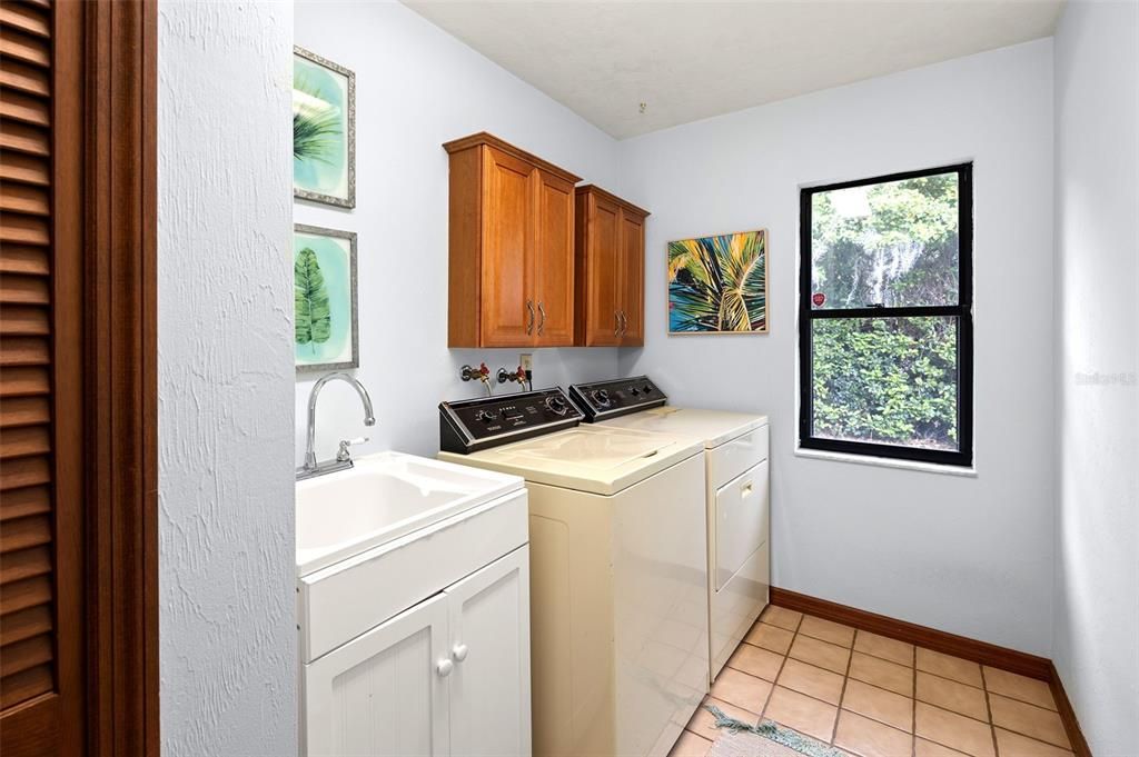 Recently Sold: $915,000 (3 beds, 2 baths, 2489 Square Feet)