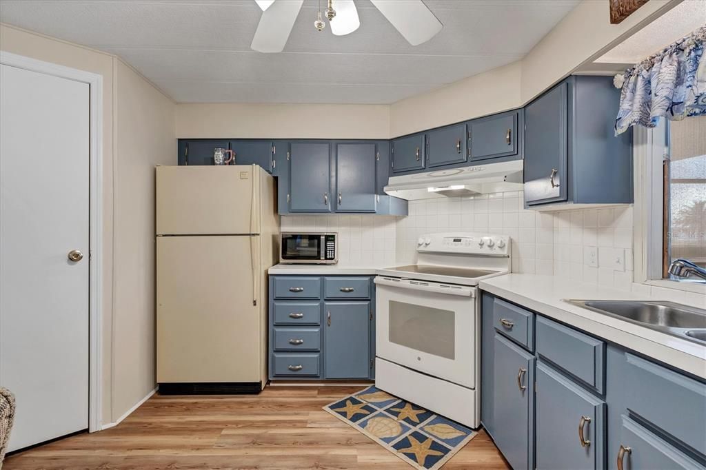 Active With Contract: $194,000 (2 beds, 2 baths, 1477 Square Feet)