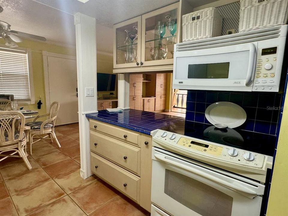 For Sale: $152,000 (1 beds, 1 baths, 780 Square Feet)