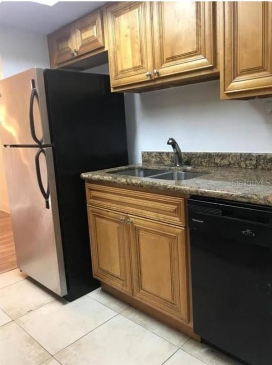 Active With Contract: $140,000 (2 beds, 2 baths, 976 Square Feet)