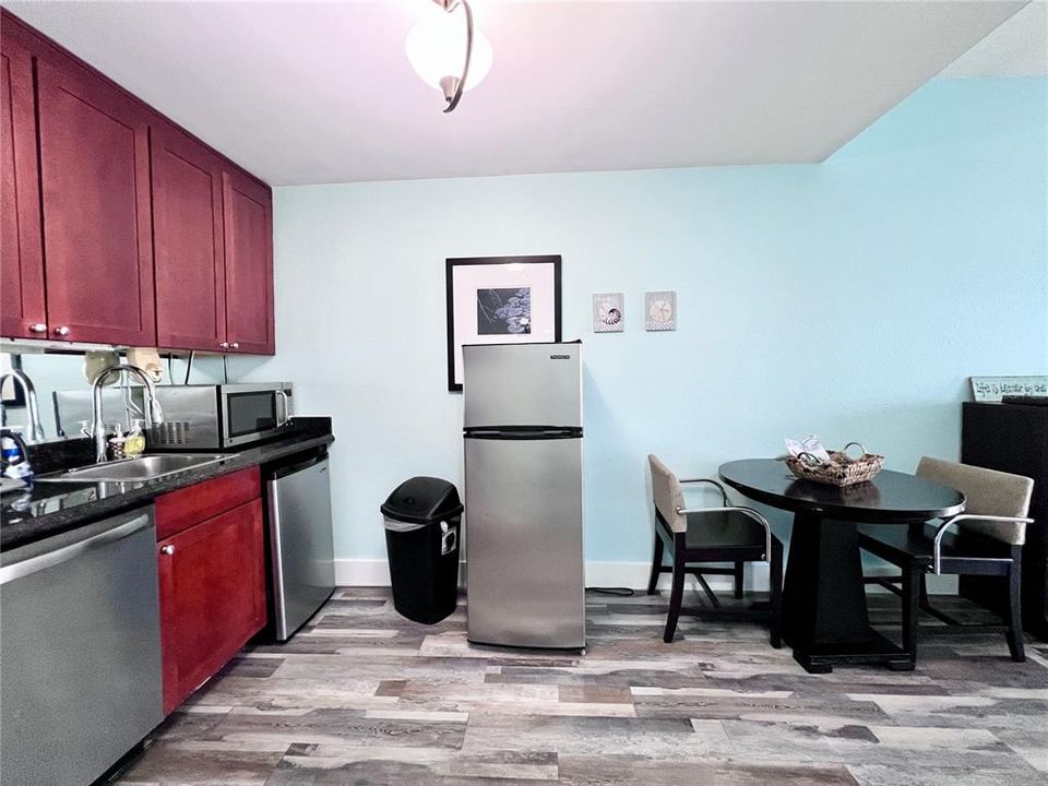 For Sale: $180,000 (1 beds, 1 baths, 464 Square Feet)