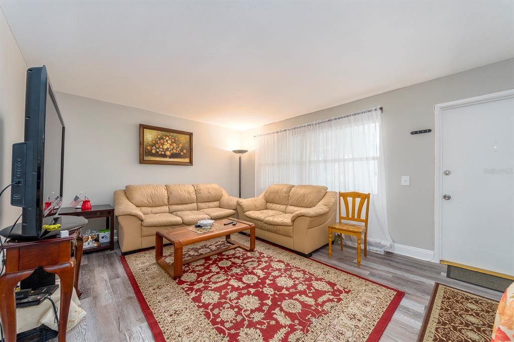 Active With Contract: $105,000 (1 beds, 1 baths, 636 Square Feet)