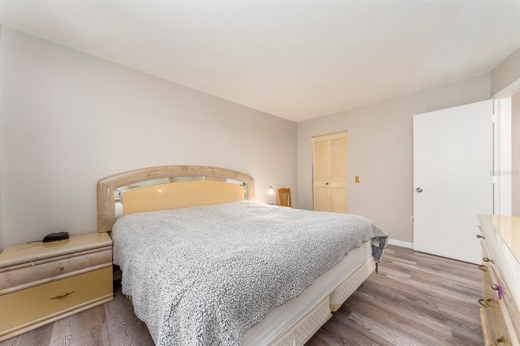 Active With Contract: $105,000 (1 beds, 1 baths, 636 Square Feet)