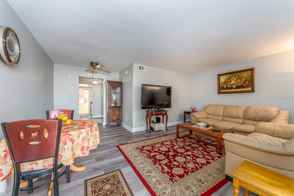 Active With Contract: $105,000 (1 beds, 1 baths, 636 Square Feet)