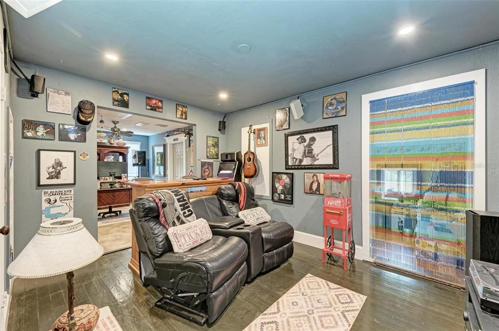 Recently Sold: $550,000 (2 beds, 1 baths, 1300 Square Feet)