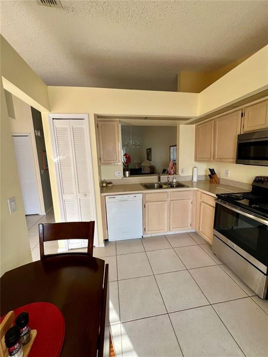 Active With Contract: $1,850 (2 beds, 2 baths, 1013 Square Feet)