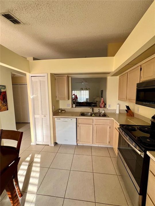 Active With Contract: $1,850 (2 beds, 2 baths, 1013 Square Feet)