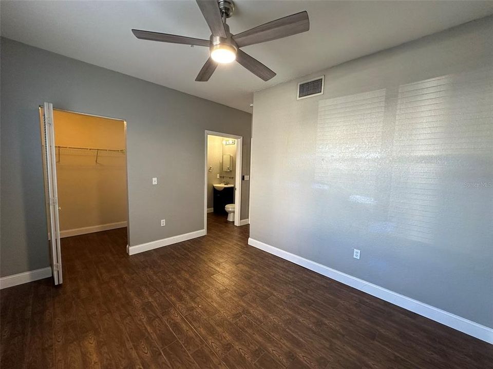 Active With Contract: $1,800 (2 beds, 2 baths, 948 Square Feet)