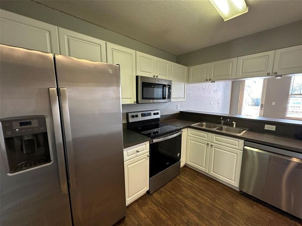 Active With Contract: $1,800 (2 beds, 2 baths, 948 Square Feet)