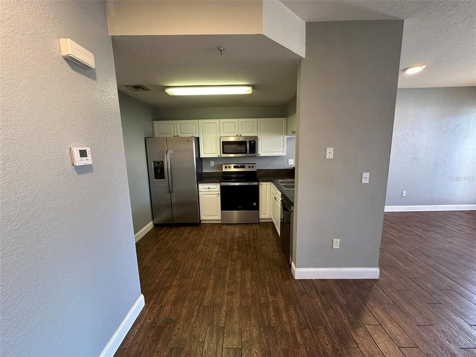 Active With Contract: $1,800 (2 beds, 2 baths, 948 Square Feet)