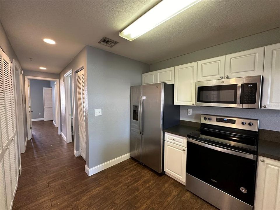 Active With Contract: $1,800 (2 beds, 2 baths, 948 Square Feet)