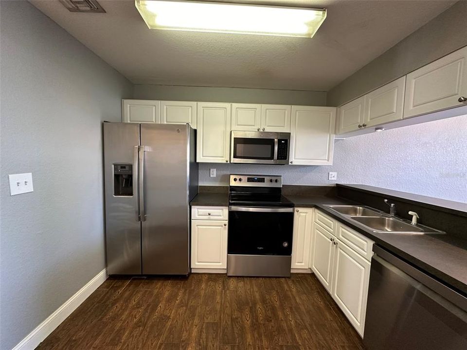 Active With Contract: $1,800 (2 beds, 2 baths, 948 Square Feet)