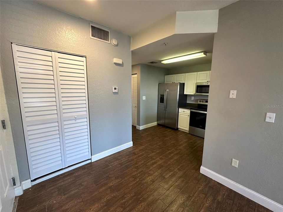 Active With Contract: $1,800 (2 beds, 2 baths, 948 Square Feet)