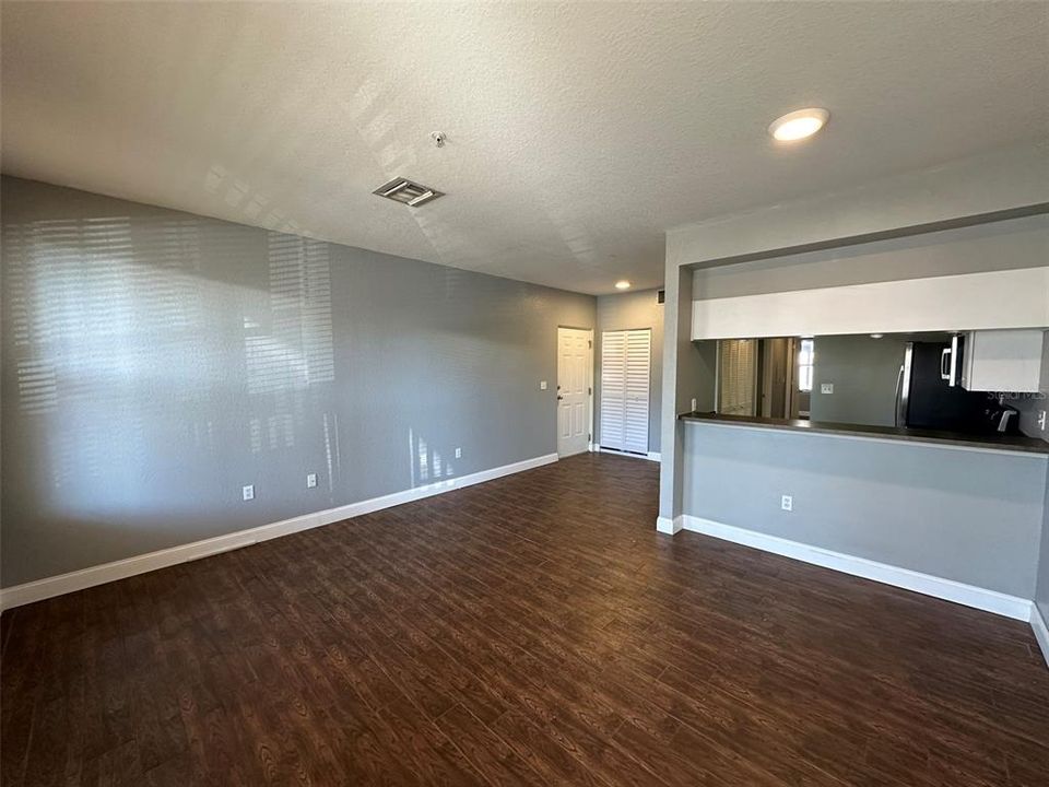 Active With Contract: $1,800 (2 beds, 2 baths, 948 Square Feet)