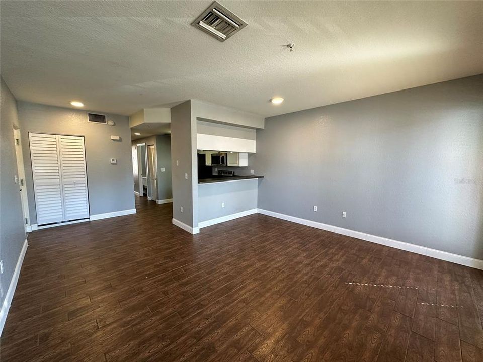 Active With Contract: $1,800 (2 beds, 2 baths, 948 Square Feet)