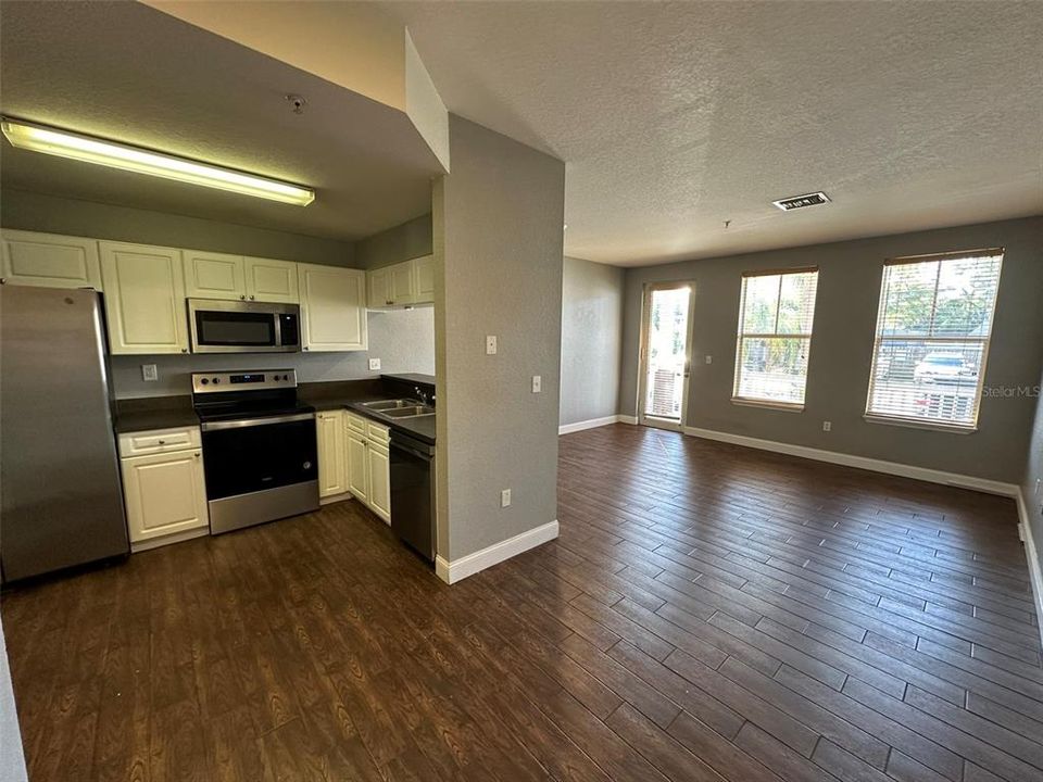 Active With Contract: $1,800 (2 beds, 2 baths, 948 Square Feet)