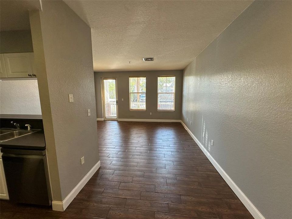 Active With Contract: $1,800 (2 beds, 2 baths, 948 Square Feet)