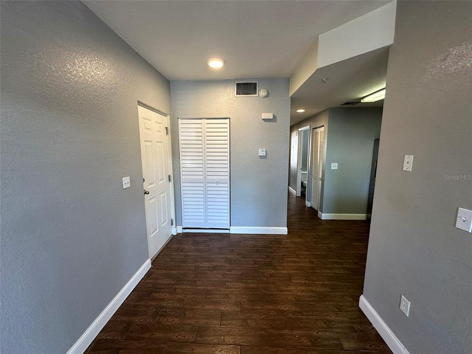 Active With Contract: $1,800 (2 beds, 2 baths, 948 Square Feet)