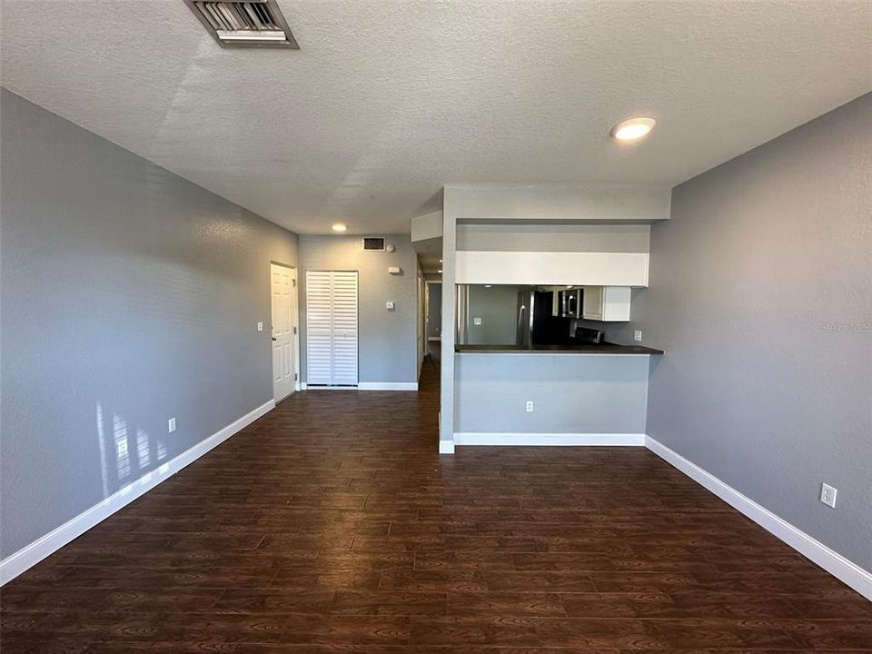 Active With Contract: $1,800 (2 beds, 2 baths, 948 Square Feet)