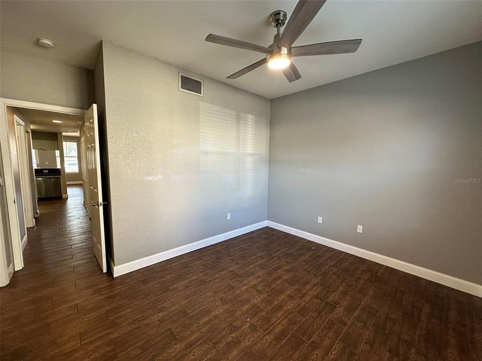 Active With Contract: $1,800 (2 beds, 2 baths, 948 Square Feet)