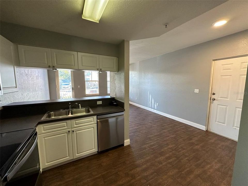 Active With Contract: $1,800 (2 beds, 2 baths, 948 Square Feet)