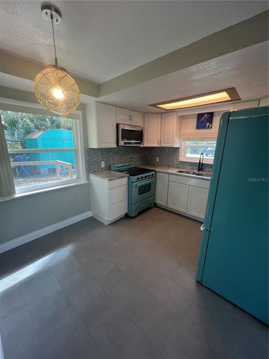 For Sale: $525,000 (2 beds, 1 baths, 864 Square Feet)