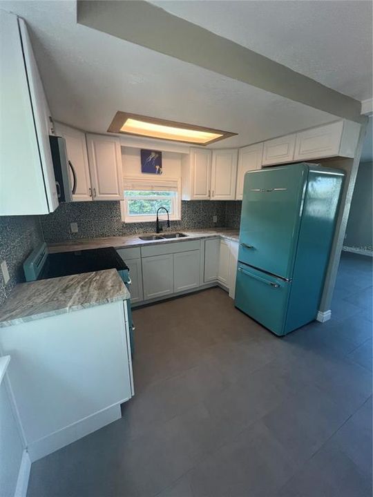 For Sale: $549,000 (2 beds, 1 baths, 864 Square Feet)