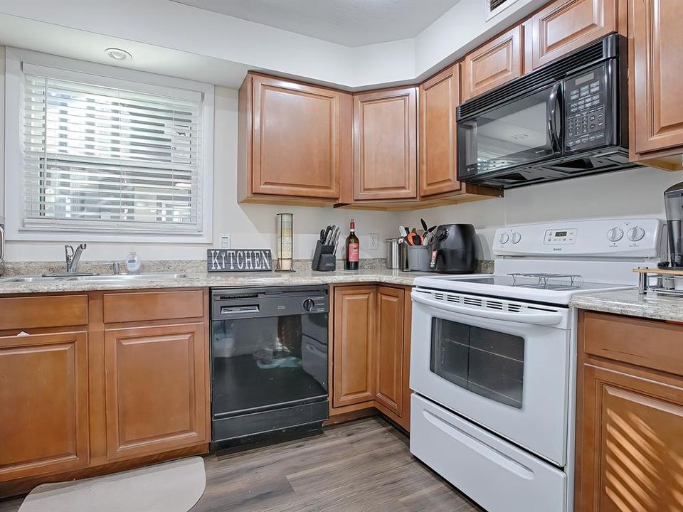 For Sale: $119,900 (1 beds, 1 baths, 900 Square Feet)