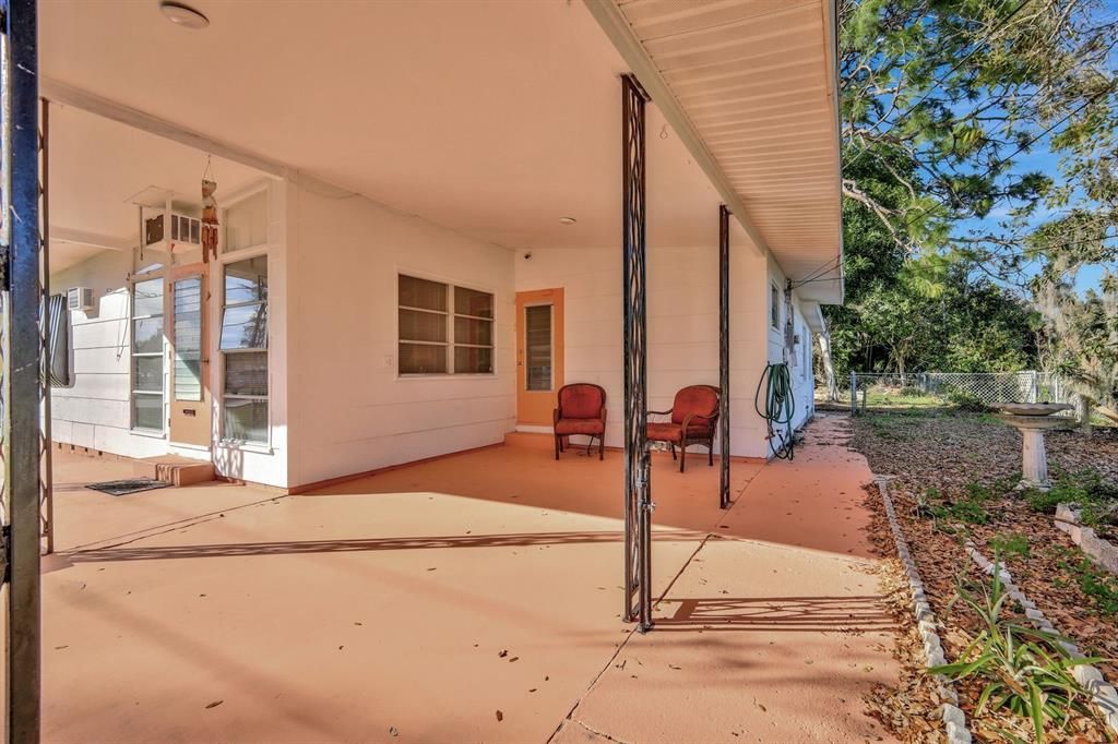 Active With Contract: $180,000 (1 beds, 1 baths, 1004 Square Feet)