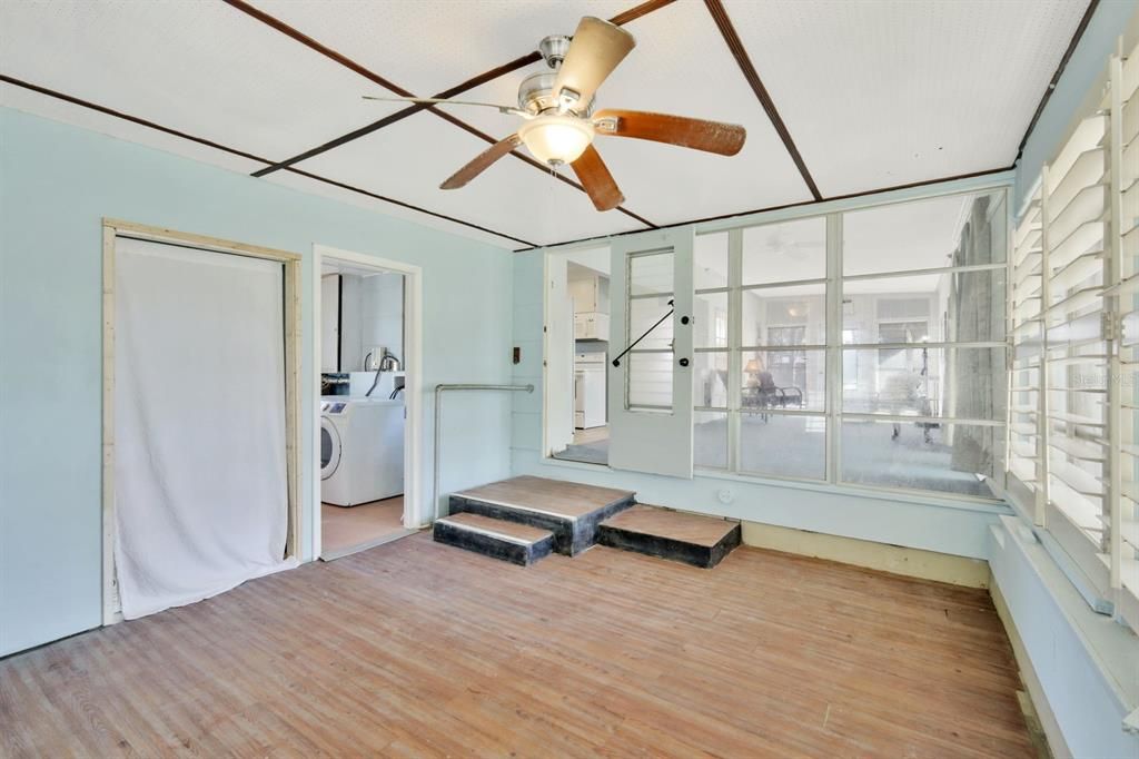 Active With Contract: $180,000 (1 beds, 1 baths, 1004 Square Feet)
