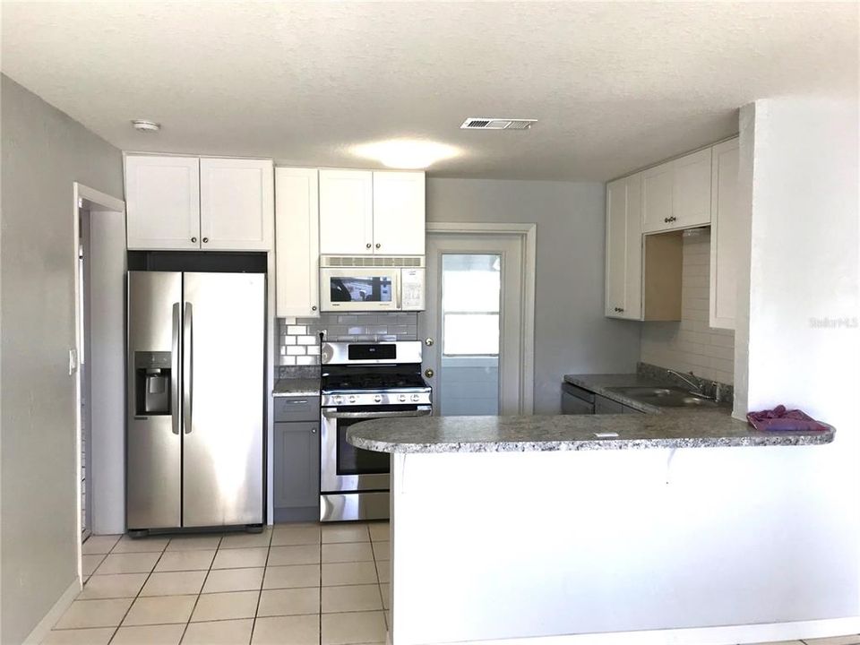 For Rent: $2,400 (3 beds, 2 baths, 780 Square Feet)