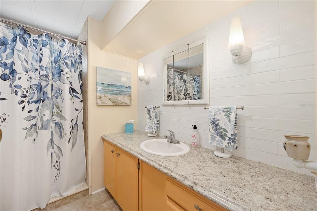 Active With Contract: $155,000 (2 beds, 2 baths, 864 Square Feet)