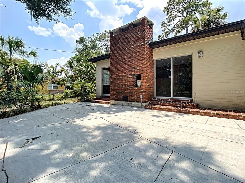 Recently Sold: $349,000 (4 beds, 3 baths, 2327 Square Feet)