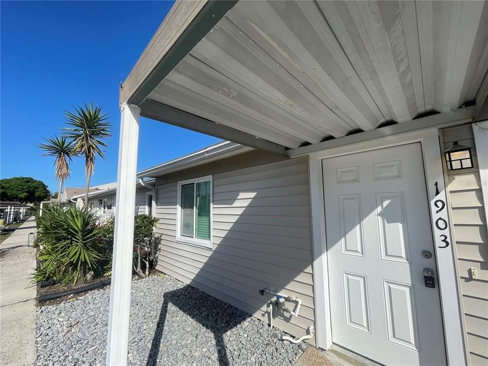 Active With Contract: $2,150 (2 beds, 2 baths, 1000 Square Feet)